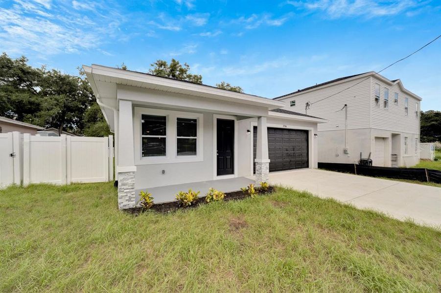Exterior details and patio area of a home in , Tampa (Image 4).