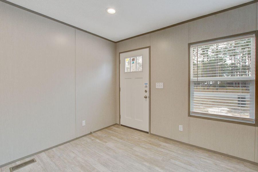 Spacious, unfurnished interior of a new home in , Walterboro (Image 18).