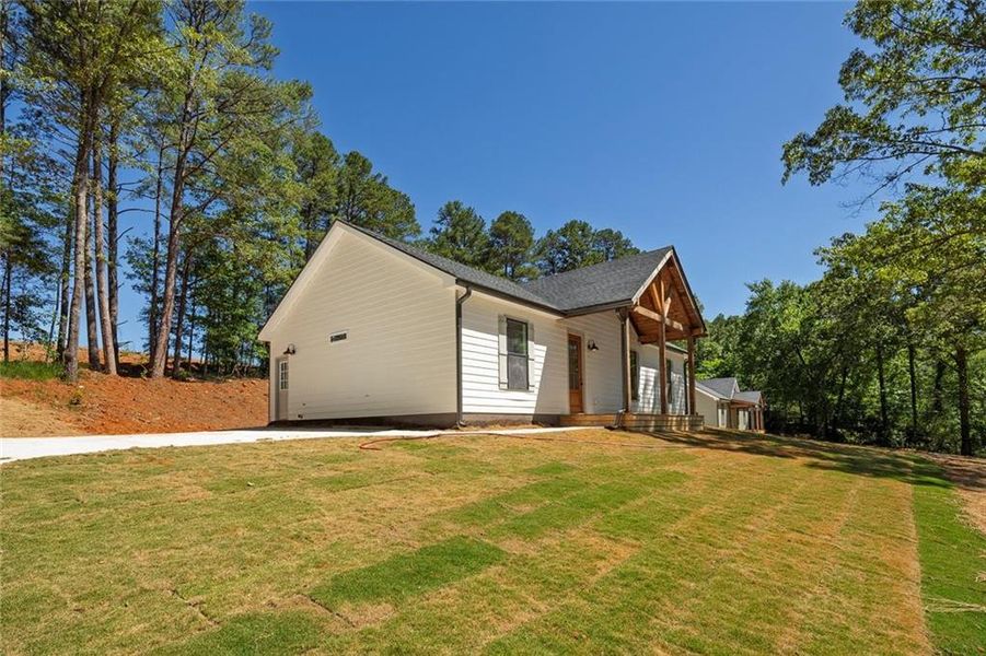 Exterior details and patio area of a home in , Silver Creek (Image 18).