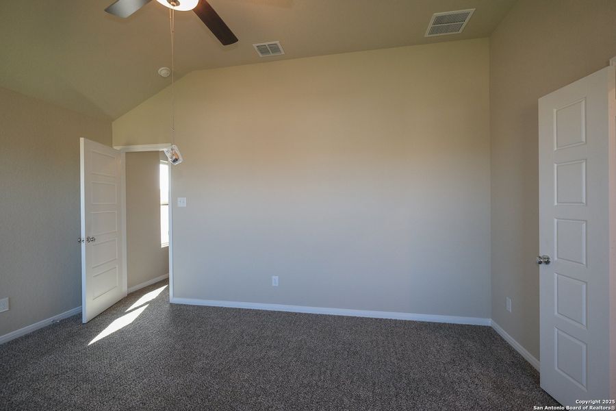 Spacious, unfurnished interior of a new home in Winding Brook, San Antonio (Image 26).