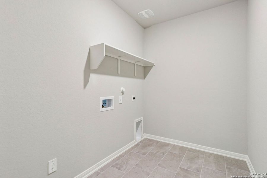 Spacious, unfurnished interior of a new home in Estancia Ranch - Premier Series, San Antonio (Image 34).