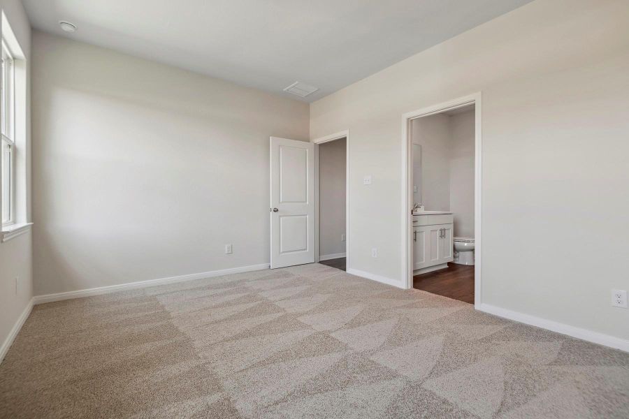 Spacious, unfurnished interior of a new home in Sweetwater Ridge, Conroe (Image 14).