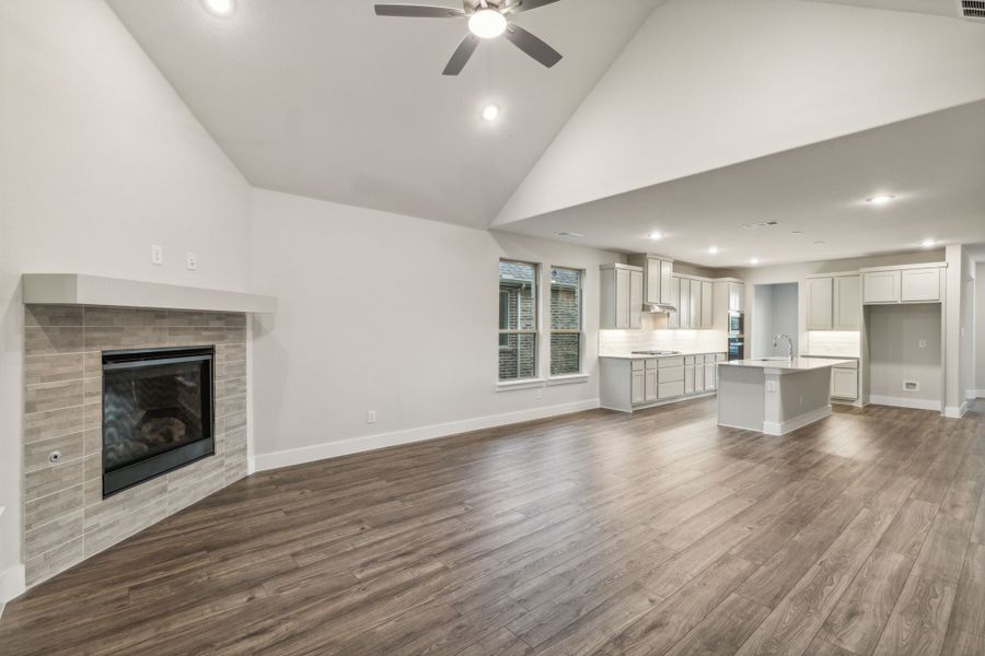 Spacious, unfurnished interior of a new home in Dove Hollow, Waxahachie (Image 16).