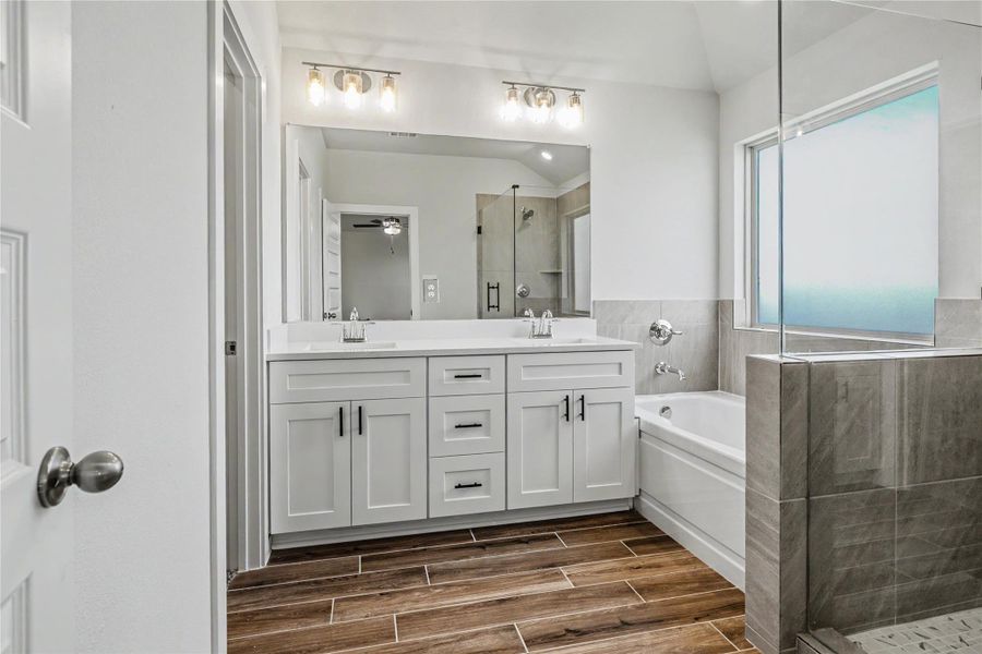 Furnished interior view inside a new home in Glendale Lakes, Rosharon (Image 10).