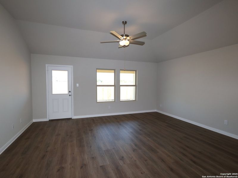 Spacious, unfurnished interior of a new home in Blue Ridge Ranch, San Antonio (Image 27).