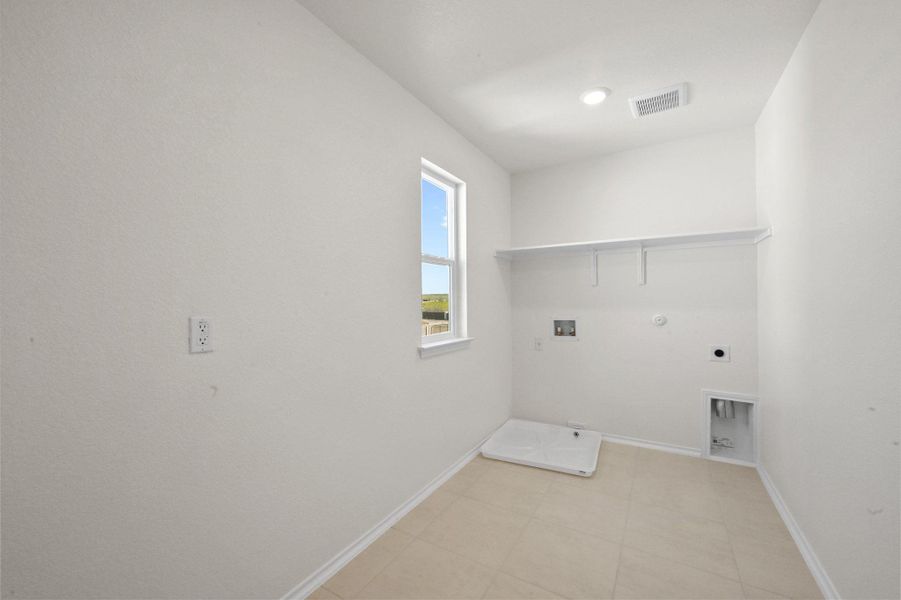 Spacious, unfurnished interior of a new home in Stoney Chase, Del Valle (Image 23).