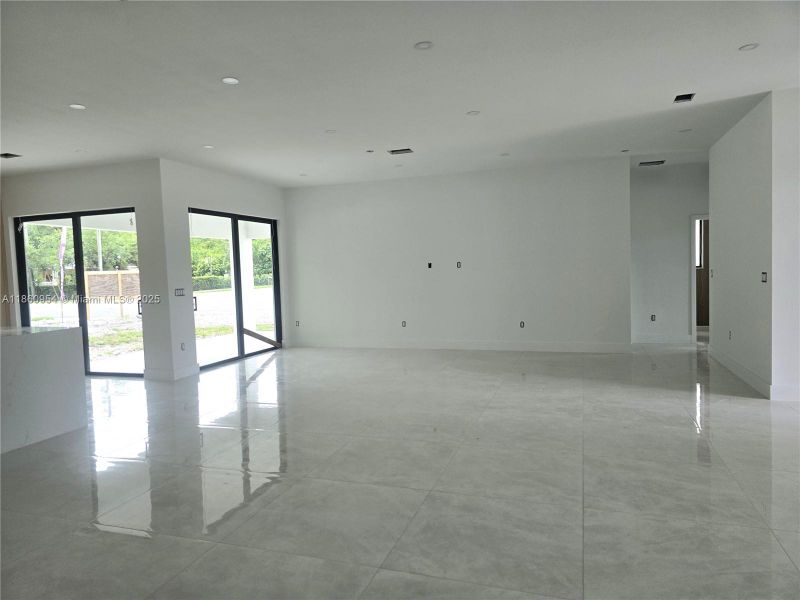 Spacious, unfurnished interior of a new home in , Miami (Image 25).