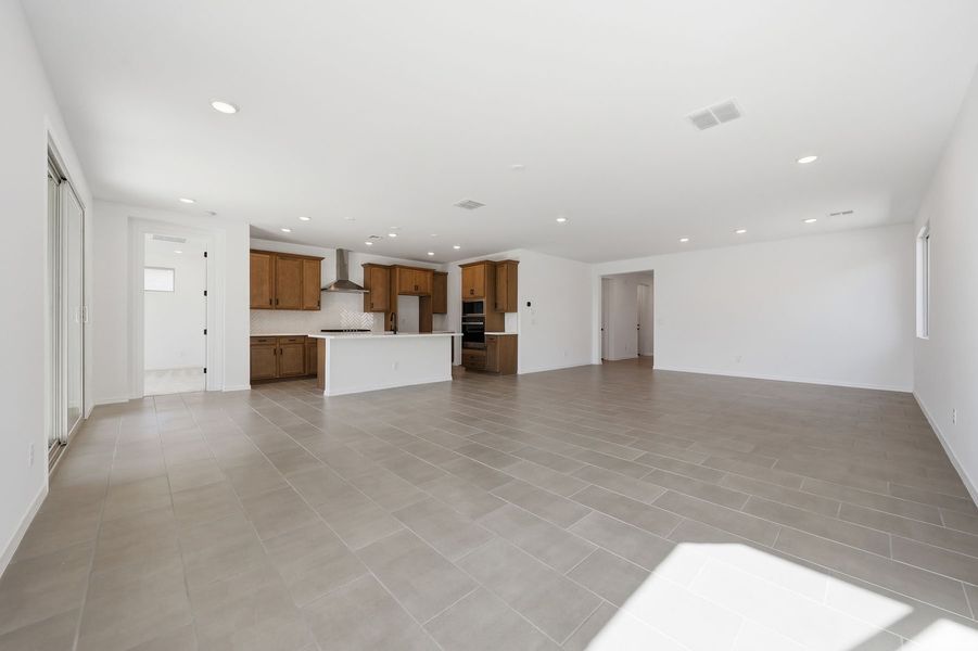 Spacious, unfurnished interior of a new home in Tyler Ranch, Buckeye (Image 9).