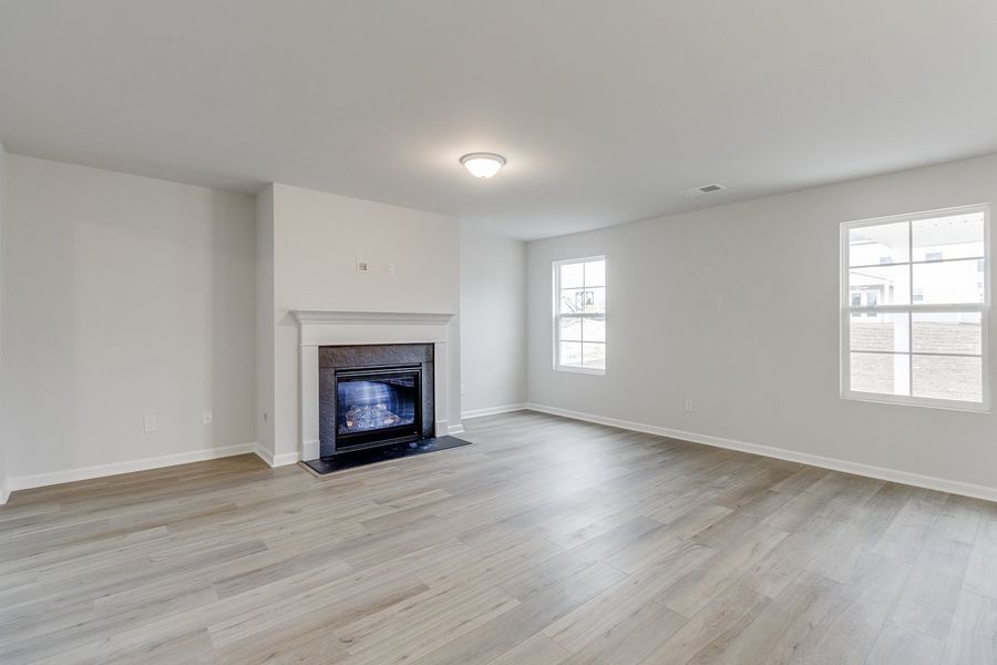 Spacious, unfurnished interior of a new home in Winston Point, Gilbert (Image 18).