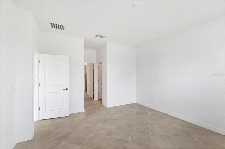 Spacious, unfurnished interior of a new home in , Port Charlotte (Image 29).