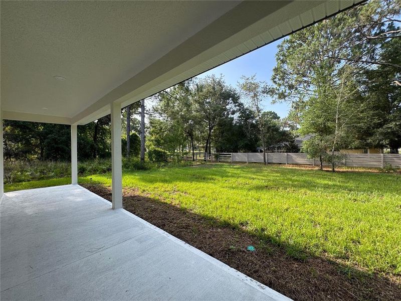 Exterior details and patio area of a home in , Dunnellon (Image 2).