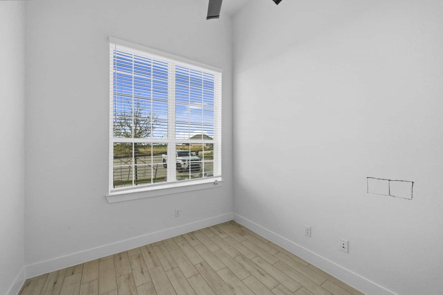 Spacious, unfurnished interior of a new home in Beacon Point, Texas City (Image 17).