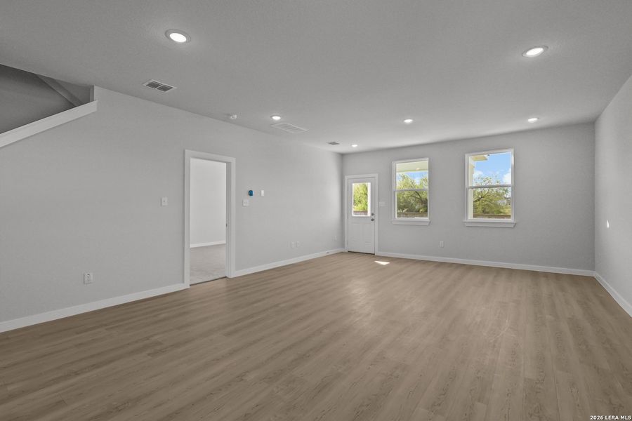 Spacious, unfurnished interior of a new home in Cinco Lakes, San Antonio (Image 27).