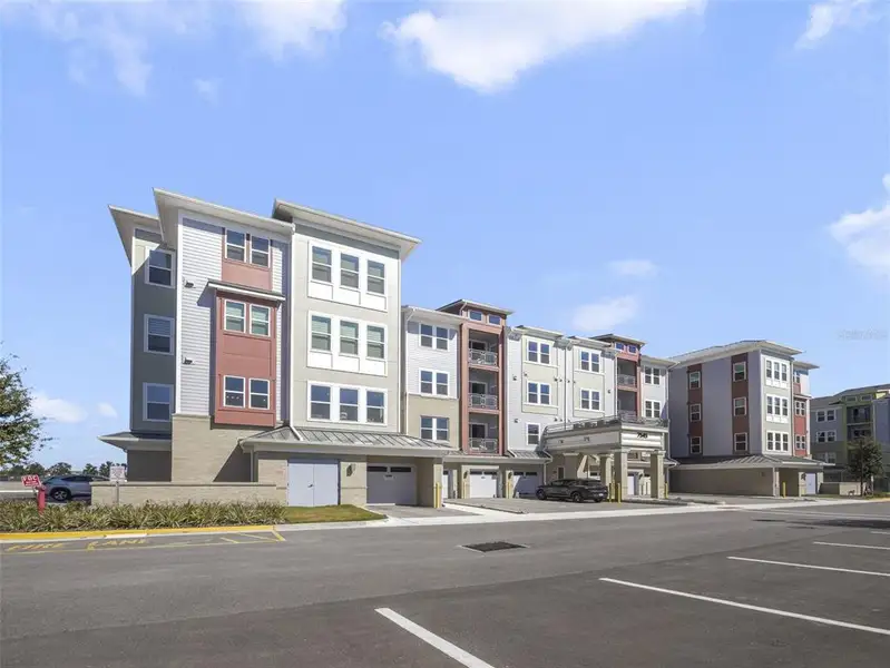 Condo located in Orlando, FL showcasing its design and architecture (Image 3).