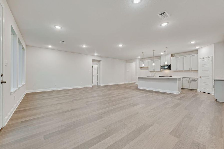 Spacious, unfurnished interior of a new home in Creekside of Crowley, Crowley (Image 18).