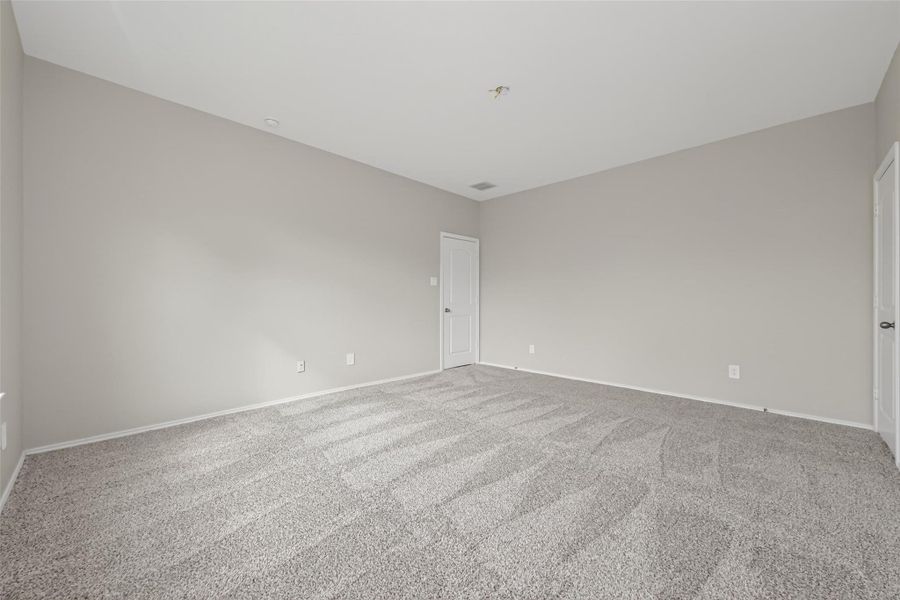 Spacious, unfurnished interior of a new home in Water Crest on Lake Conroe, Conroe (Image 34).