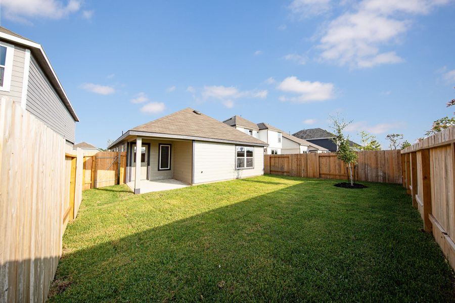 Exterior details and patio area of a home in Cliffstone Hills, Conroe (Image 3).