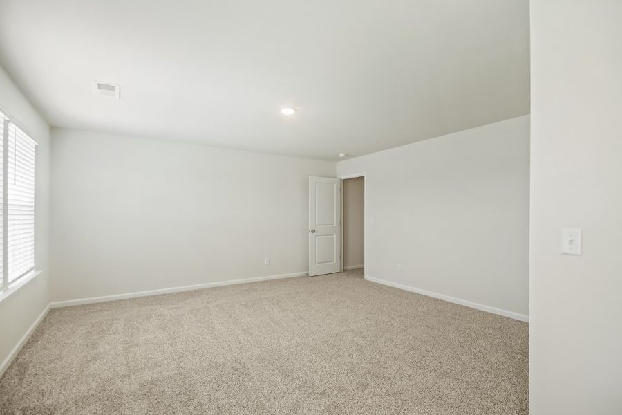 Spacious, unfurnished interior of a new home in Birdhaven, Lexington (Image 32).