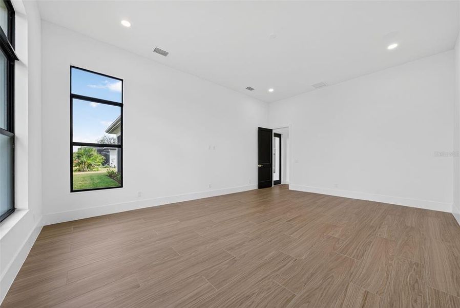 Spacious, unfurnished interior of a new home in , Sarasota (Image 57).