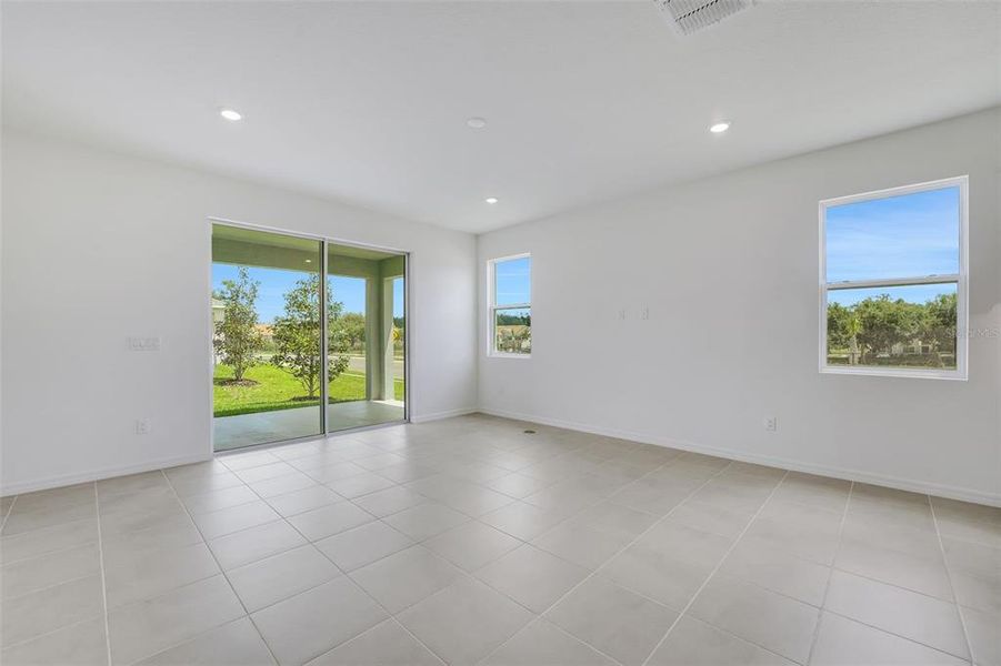 Spacious, unfurnished interior of a new home in Tuscan Hills, Dade City (Image 25).