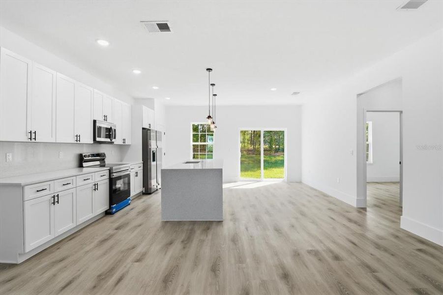 Spacious, unfurnished interior of a new home in , Citrus Springs (Image 20).