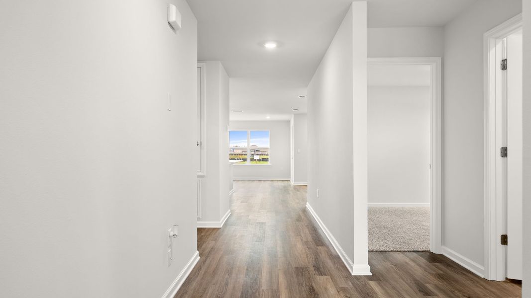Spacious, unfurnished interior of a new home in Hodges Bayou Plantation, Panama City (Image 14).