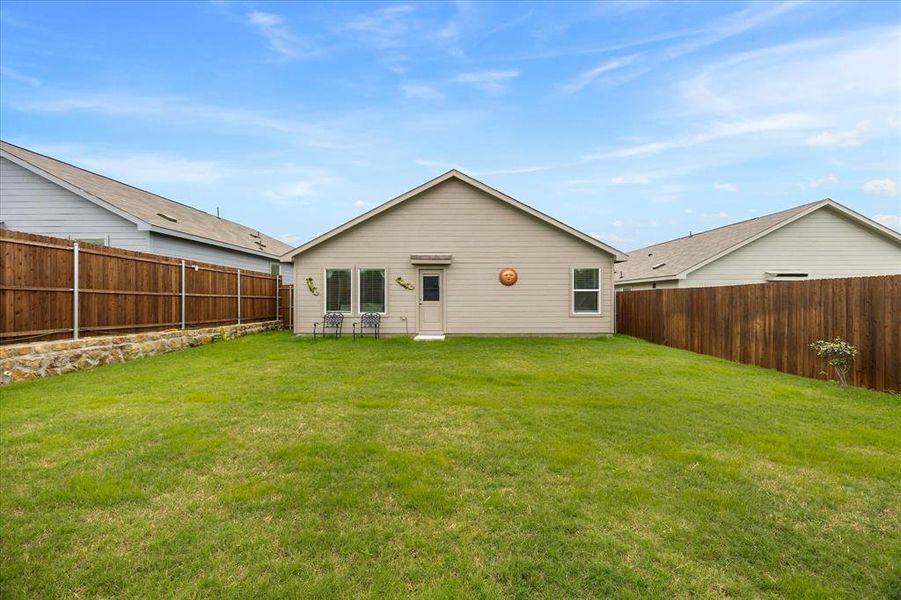 Exterior details and patio area of a home in Eastland, Crandall (Image 4).