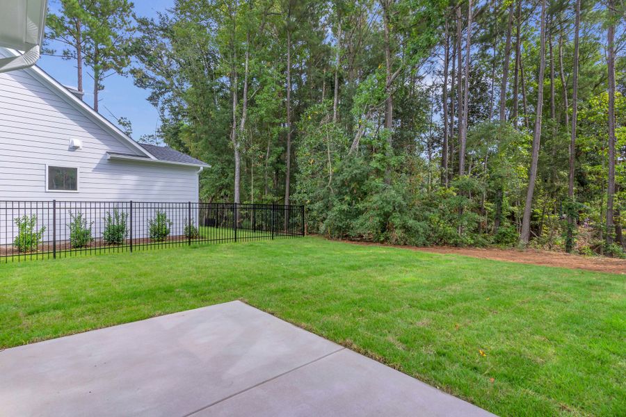 Representative exterior details of a home built from the The Hampton by RobuckHomes in Stonehenge, Raleigh (Image 62).