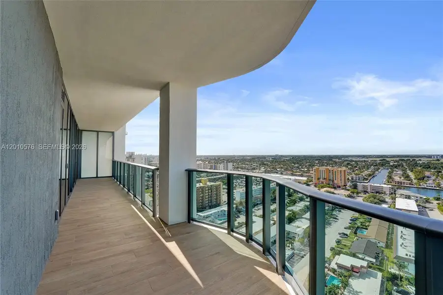 Condo located in Pompano Beach, FL showcasing its design and architecture (Image 4).