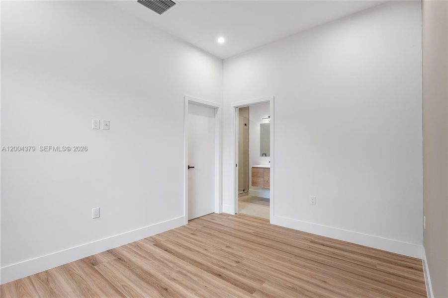 Spacious, unfurnished interior of a new home in , Miami (Image 16).