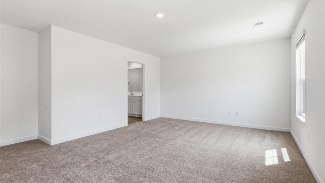 Spacious, unfurnished interior of a new home in Oak Hill, Vonore (Image 28).