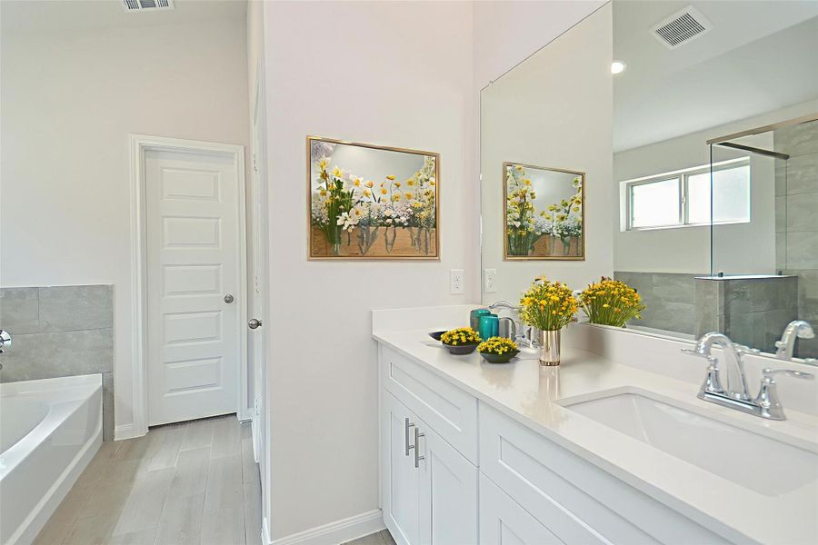 Step into this lovely en-suite bathroom. Step into this lovely en-suite bathroom.