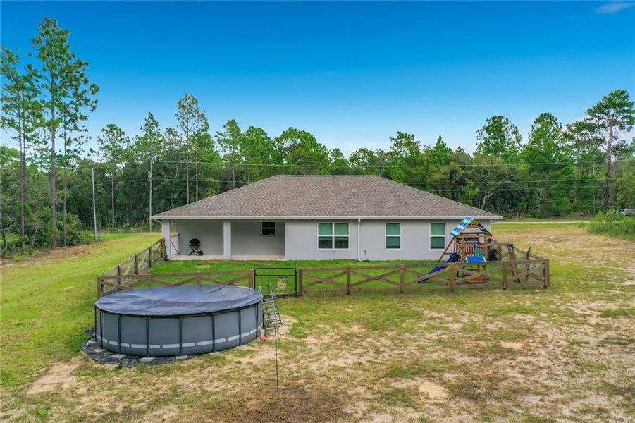 Exterior details and patio area of a home in , Dunnellon (Image 32).