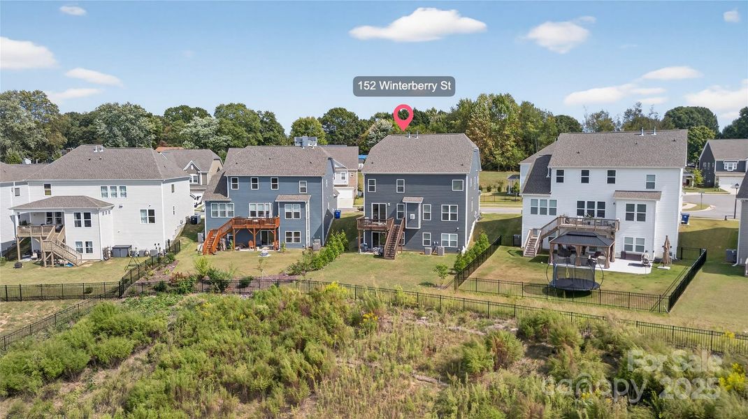 Private backyard no-one lives behind you Private backyard no-one lives behind you