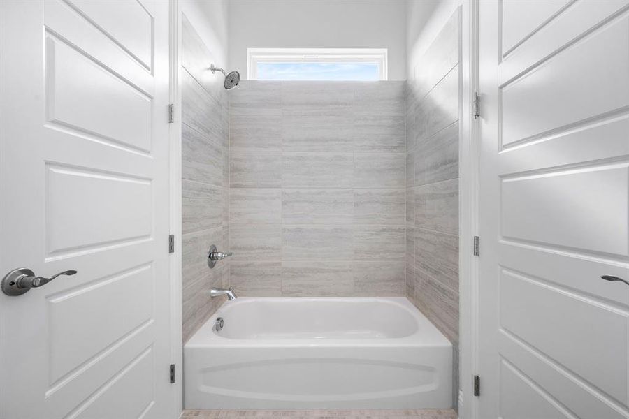 Bathroom featuring tiled shower / bath combo