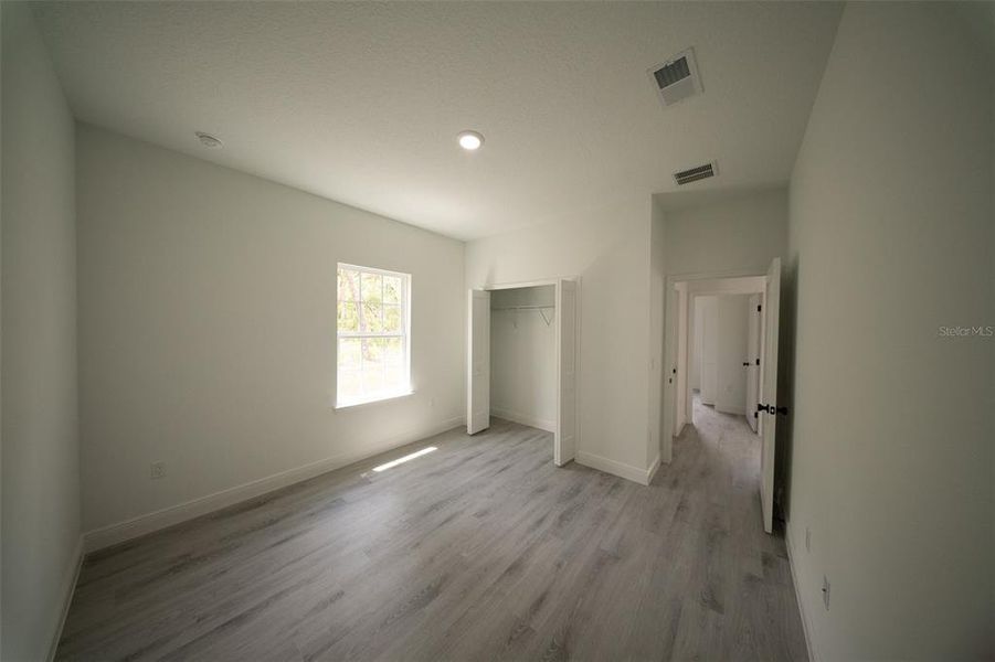 Spacious, unfurnished interior of a new home in , Ocala (Image 20).