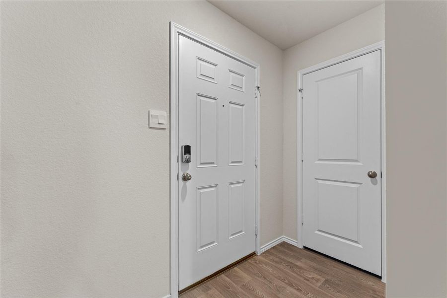Spacious, unfurnished interior of a new home in Ladera, Luling (Image 19).