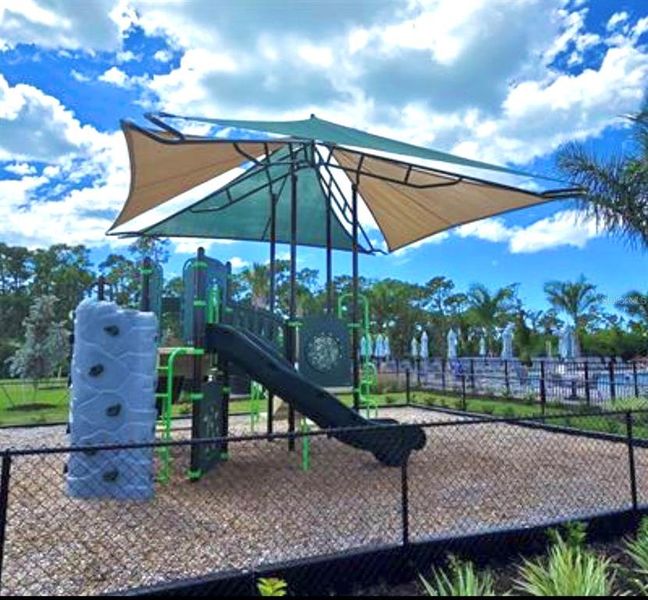 Community amenities in , Englewood (Image 18).