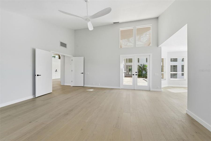 Spacious, unfurnished interior of a new home in , Sarasota (Image 16).