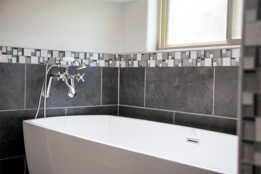 Sample fixtures and tub. Sample fixtures and tub.