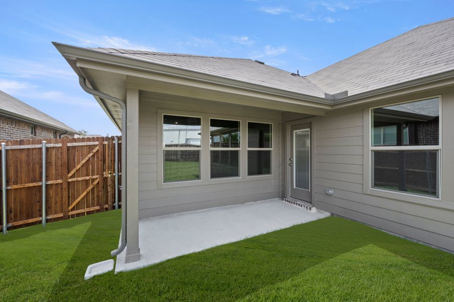 Exterior details and patio area of a home in Chisholm Hills, Cleburne (Image 3).