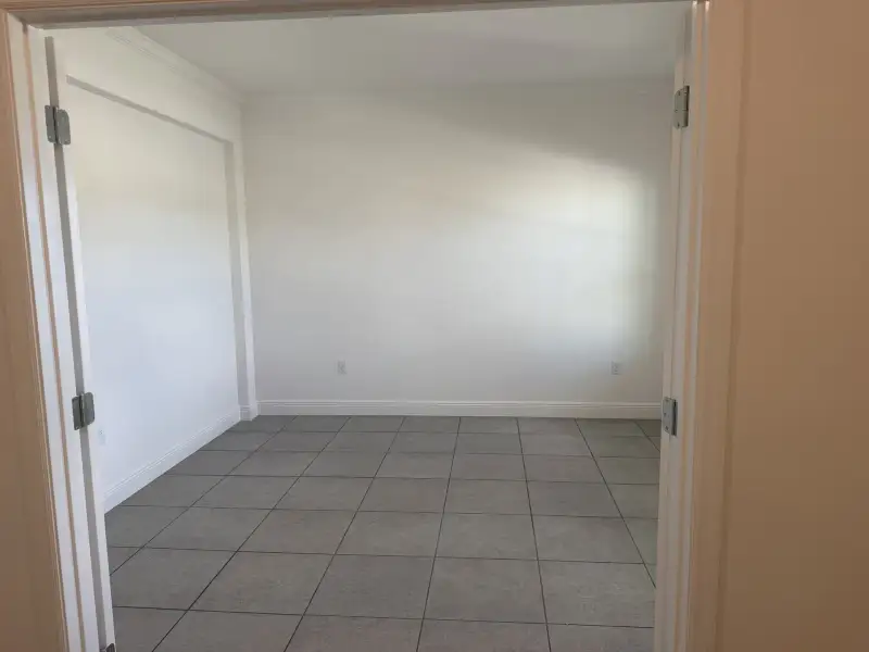 Spacious, unfurnished interior of a new home in Malabar Springs, Palm Bay (Image 14).