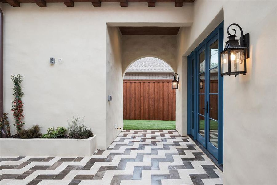 Door to Casita & entry to side yard.