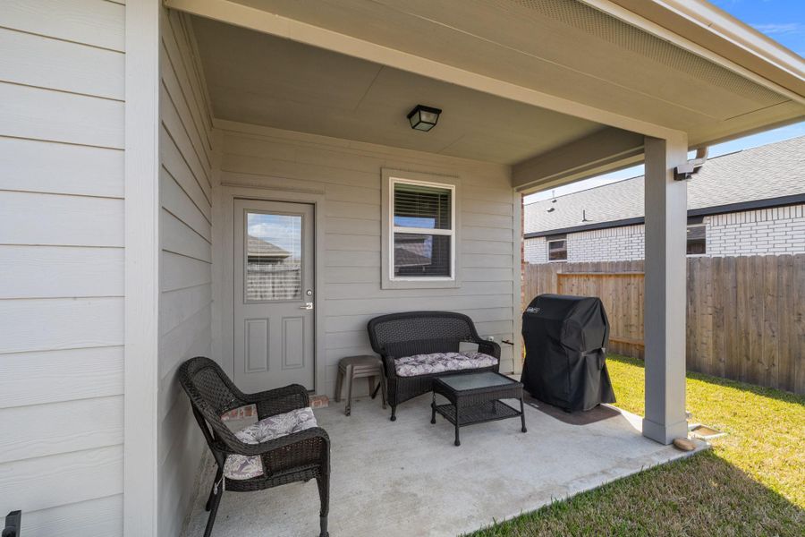 Exterior details and patio area of a home in , Iowa Colony (Image 4).