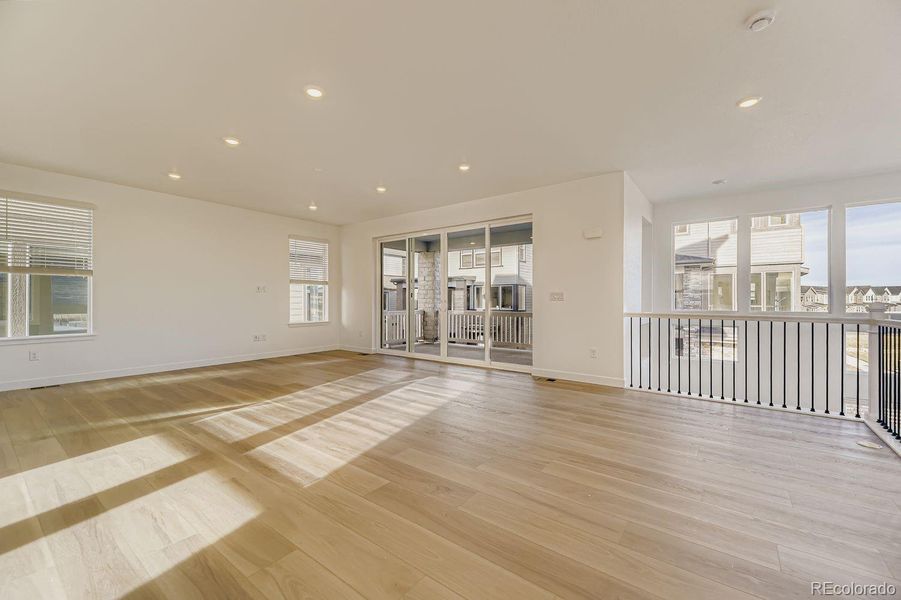 Spacious, unfurnished interior of a new home in Vermilion Creek, Centennial (Image 7).