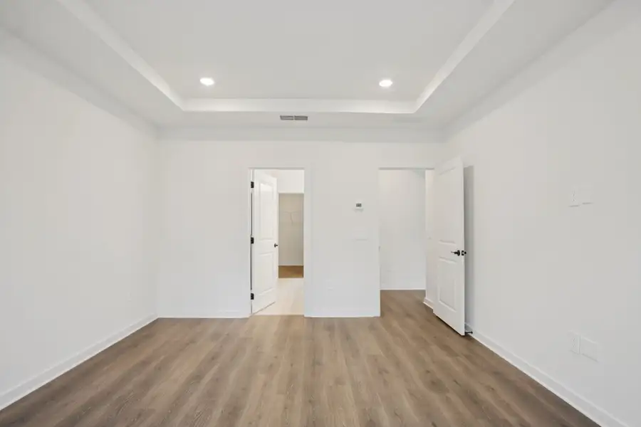 Spacious, unfurnished interior of a new home in Mission Hills, La Vergne (Image 9).