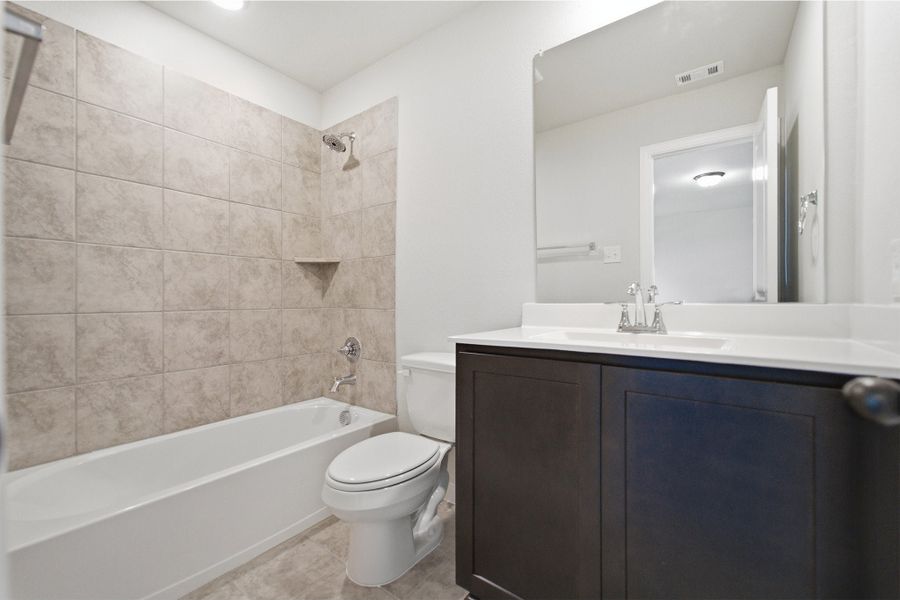 Furnished interior view inside a new home in Saddlebrook Estates, Waxahachie (Image 15).