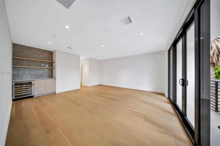 Spacious, unfurnished interior of a new home in , Miami (Image 38).