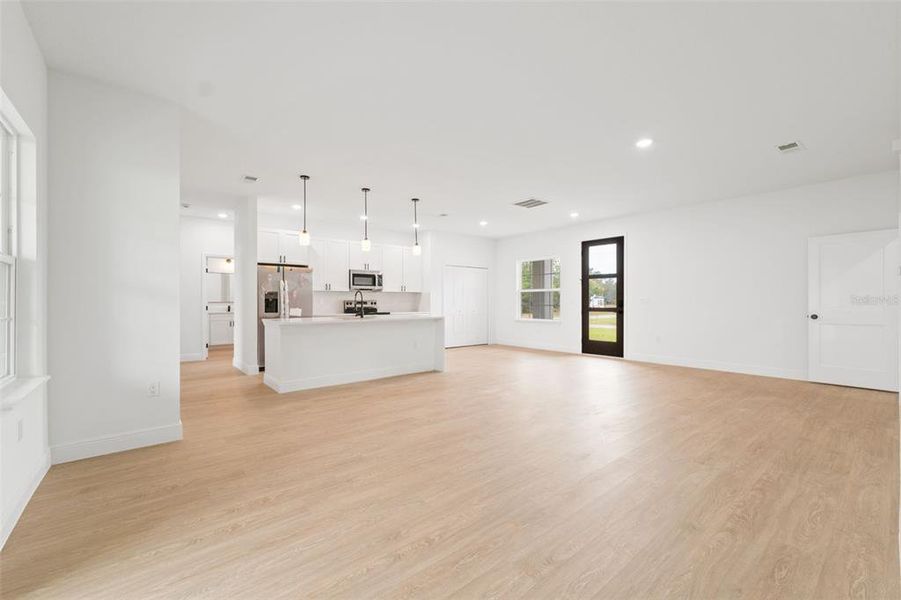 Spacious, unfurnished interior of a new home in , Ocala (Image 30).