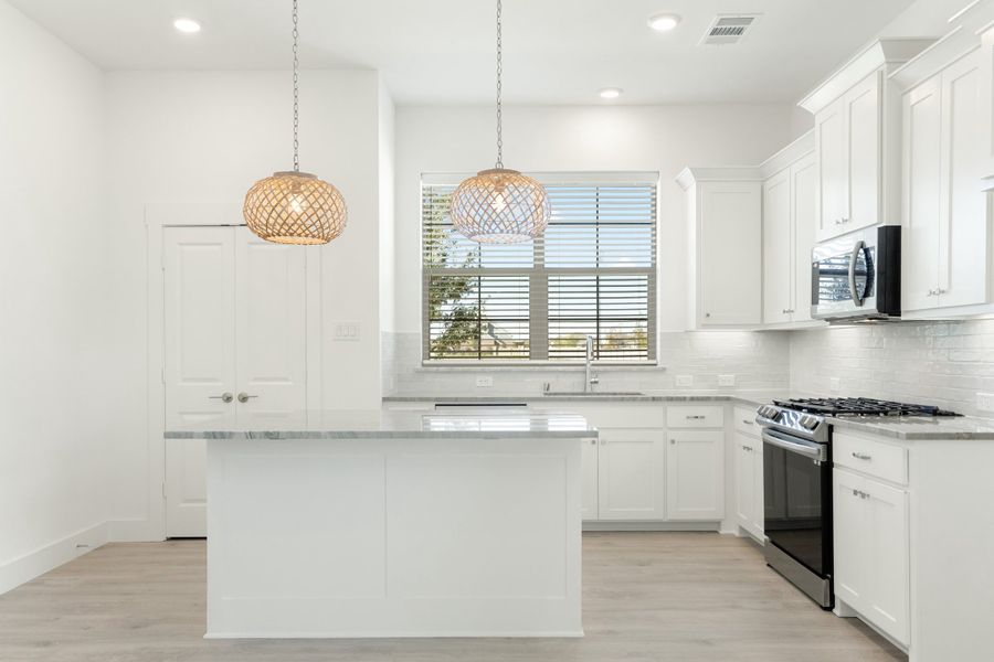 Furnished interior view inside a new home in Cottonwood Creek, Rowlett (Image 5).